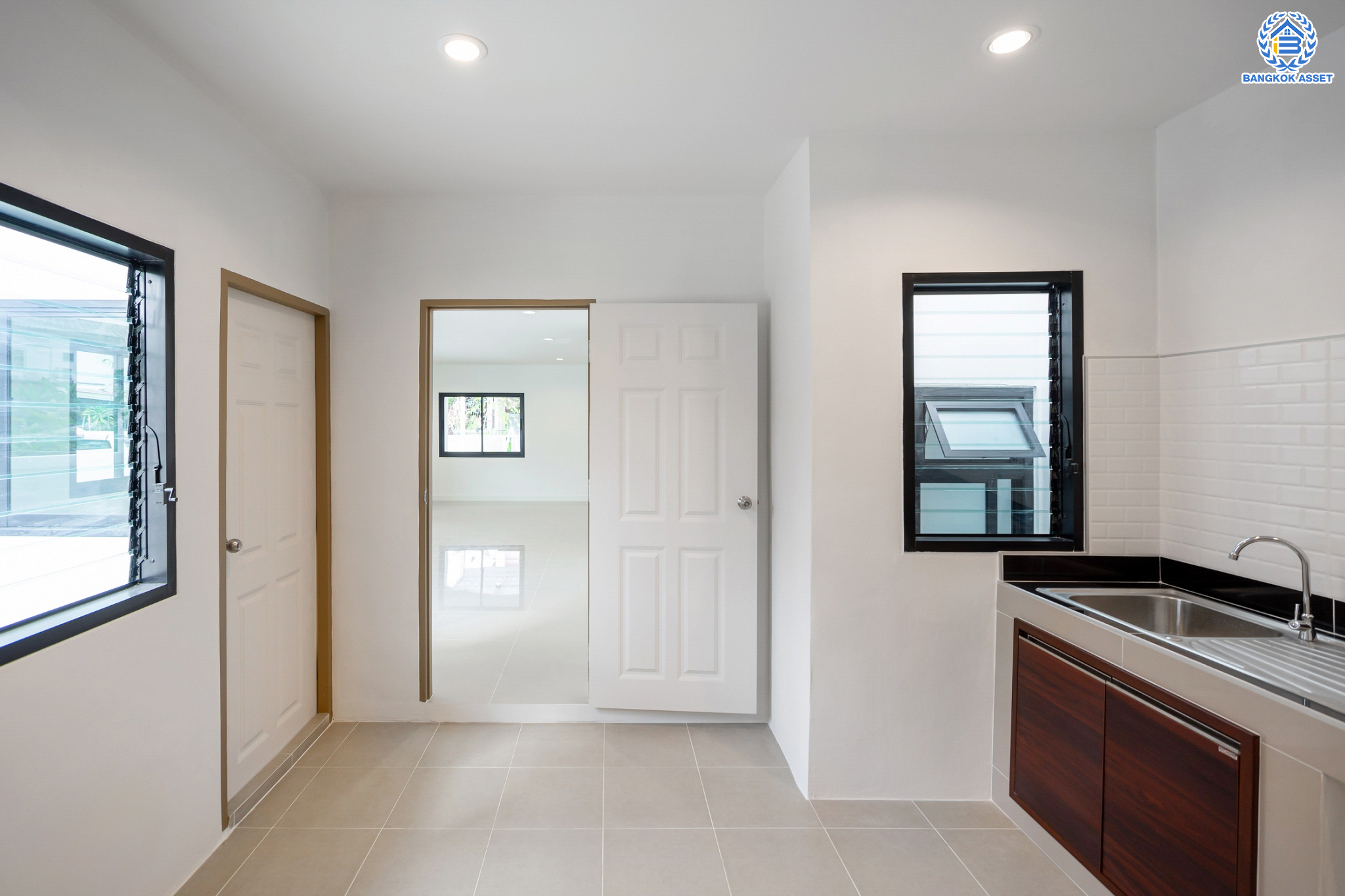 บ้านมือสองตกแต่งใหม่ ม.บ้านสวน5 กลางเมือง พิบูลย์สงคราม บ้านแฝด 3 ชั้น หลังมุม เนื้อที่ 39.4 ตร.ว. ฟังก์ชัน 4 ห้องนอน 3 ห้องน้ำ จอดรถได้ 2 คัน ราคาคุ้มสุดในย่านนี้! บนสุดยอดทำเล! เชื่อมถนนพิบูลย์สงคราม, วงศ์สว่าง, นครอินทร์ และติวานนท์ ใกล้จุดขึ้นทางด่วนศรีรัช-วงแหวนรอบนอก และรถไฟฟ้า "สถานีแยกติวานนท์"